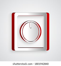 Corte de papel Icono del interruptor de luz eléctrica aislado en el fondo gris. Icono de encendido y apagado. Señal del interruptor de la luz del atenuador. Concepto de ahorro de energía. Estilo de arte de papel. Ilustración vectorial