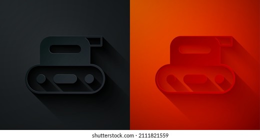 Recorte de papel Icono de herramienta de planador eléctrico aislado en fondo negro y rojo. Estilo de arte de papel. Vector