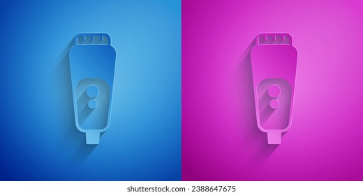 Cortado de papel cuchilla de afeitar eléctrica para hombres icono aislado en fondo azul y púrpura. Sacudida eléctrica. Estilo de arte de papel. Vector