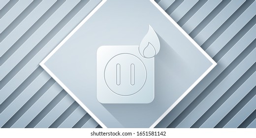 Cortado de papel Alambre eléctrico del enchufe en el icono de fuego aislado en fondo gris. Concepto de seguridad eléctrica. Tapón en llamas. Estilo de arte de papel.  Ilustración vectorial