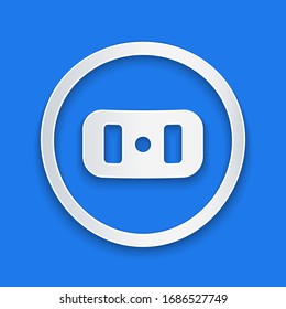 Papier geschnitten Elektrische Steckdose Symbol einzeln auf blauem Hintergrund. Netzstecker. Rosette Symbol. Kunststil aus Papier. Vektorillustration-Illustration