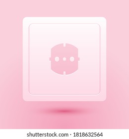 Corte de papel Icono de salida eléctrica aislado en fondo rosado. Toma de corriente. Símbolo de rosette. Estilo de arte de papel. Vector.
