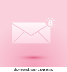 Cortar papel Icono de contraseña de bloqueo de mensajes de correo electrónico aislado en fondo rosa. Sobre con candado. Correo privado y seguridad, seguridad, protección, privacidad. Estilo de arte de papel. Vector.
