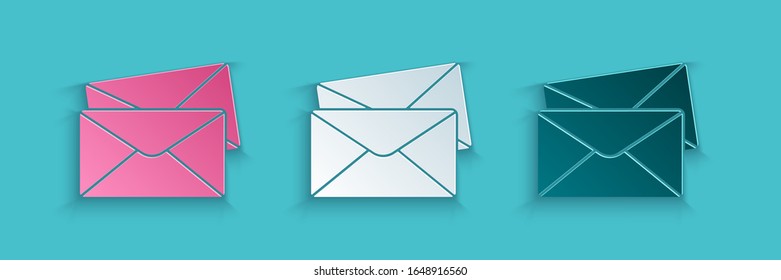 Icono de envoltura de papel aislado en fondo azul. Símbolo de carta de mensaje de correo electrónico. Estilo de arte de papel.  Ilustración vectorial