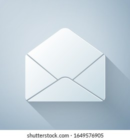 Icono de envoltura de papel aislado en fondo gris. Símbolo de carta de mensaje de correo electrónico. Estilo de arte de papel.  Ilustración vectorial