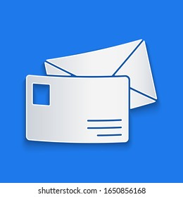 Icono de envoltura de papel aislado en fondo azul. Símbolo de carta de mensaje de correo electrónico. Estilo de arte de papel.  Ilustración vectorial