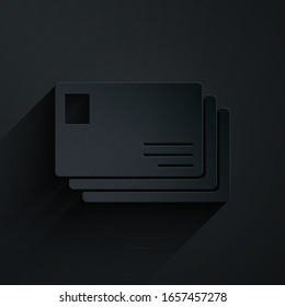 Icono de envoltura de papel aislado en fondo negro. Símbolo de carta de mensaje de correo electrónico. Estilo de arte de papel.  Ilustración vectorial