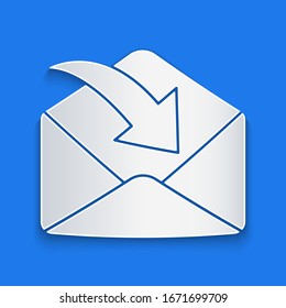Icono de envoltura de papel aislado en fondo azul. Concepto de mensaje recibido. Nuevo mensaje entrante de correo electrónico, sms. Servicio de entrega de correo. Estilo de arte de papel.  Ilustración vectorial