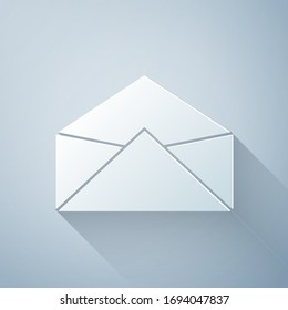 Icono de envoltura de papel aislado en fondo gris. Símbolo de carta de mensaje de correo electrónico. Estilo de arte de papel. Ilustración vectorial