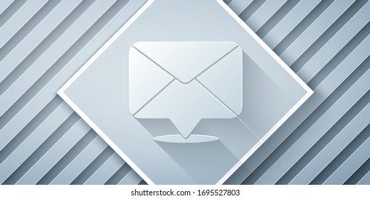 Icono de envoltura de papel aislado en fondo gris. Símbolo de carta de mensaje de correo electrónico. Estilo de arte de papel. Ilustración vectorial