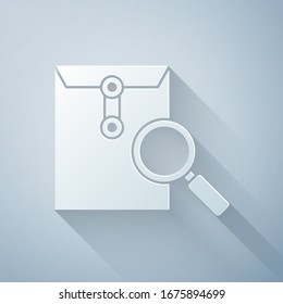 Cortado de papel Correo sobre con icono de lupa aislado en fondo gris. Estilo de arte de papel.  Ilustración vectorial