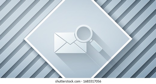 Cortado de papel Correo sobre con icono de lupa aislado en fondo gris. Estilo de arte de papel. Ilustración vectorial