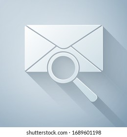 Cortado de papel Correo sobre con icono de lupa aislado en fondo gris. Estilo de arte de papel. Ilustración vectorial