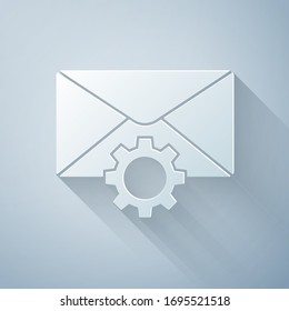 Icono de ajuste de envolvente de corte de papel aislado en fondo gris. Estilo de arte de papel. Ilustración vectorial
