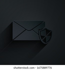 Sobre cortado de papel con icono de escudo aislado en fondo negro. Concepto de seguro. Concepto de seguridad, protección, protección. Estilo de arte de papel.  Ilustración vectorial