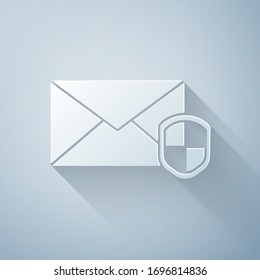 Sobre cortado de papel con icono de escudo aislado en fondo gris.Concepto de seguro. Concepto de seguridad, protección, protección. Estilo de arte de papel. Ilustración vectorial