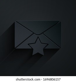 Sobre cortado de papel con icono estrella aislado en fondo negro. Correo electrónico importante, agregar al icono favorito. Correo de mensaje grabado. Estilo de arte de papel. Ilustración vectorial