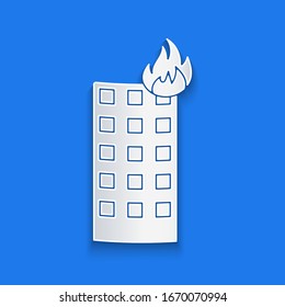 Papierschnitt Feuer in brennendem Gebäude auf der Straße Symbol einzeln auf blauem Hintergrund. Kunststil aus Papier. Vektorillustration-Illustration