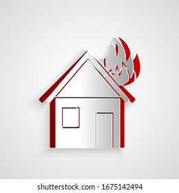 Cortado de papel Fuego en el icono de la casa quemada aislado en fondo gris. Estilo de arte de papel.  Ilustración vectorial