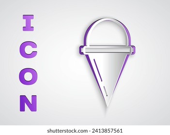 Cortado de papel Icono de cubo de cono de fuego aislado en fondo gris. Cubo de cazo de metal vacío o con agua para la lucha contra incendios. Estilo de arte de papel. Vector