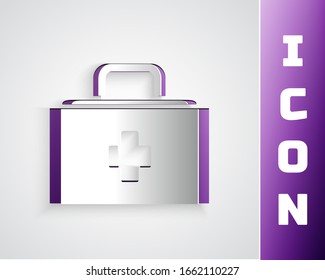 Icono del kit de primeros auxilios aislado en fondo gris. Caja médica con cruz. Equipo médico de emergencia. Concepto de salud. Estilo de arte de papel. Ilustración vectorial
