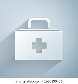 Icono del kit de primeros auxilios aislado en fondo gris. Caja médica con cruz. Equipo médico de emergencia. Concepto de salud. Estilo de arte de papel. Ilustración vectorial