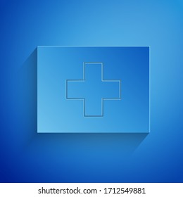 Papier geschnitten Erste Hilfe Kit Symbol einzeln auf blauem Hintergrund. Medizinische Box mit Kreuz. Medizinische Ausrüstung für Notfälle. Konzept der Gesundheitsversorgung. Kunststil aus Papier. Vektorillustration-Illustration