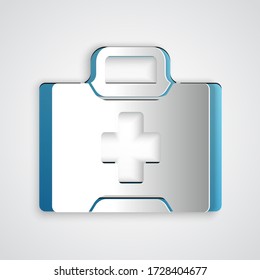Corte de papel Icono del kit de primeros auxilios aislado en fondo gris. Caja médica con cruz. Equipo médico de emergencia. Concepto de salud. Estilo de arte de papel. Ilustración vectorial