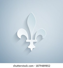 Icono de corte de papel Fleur De Lys aislado en fondo gris. Estilo de arte de papel. Vector.