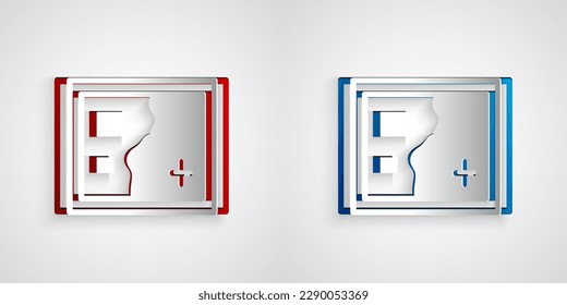 Recorte de papel Icono de mapa doblado aislado en fondo gris. Estilo de arte de papel. Vector