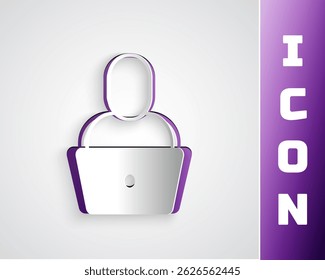 Ícone Freelancer de corte de papel isolado no fundo cinza. Homem Freelancer trabalhando em laptop em sua casa. Trabalho on-line, conceito de trabalho distante. Estilo da arte do papel. Vetor