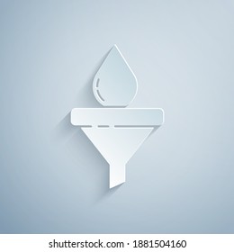 Corte de papel Embudo o filtro y el icono de caída de aceite de motor aislado en el fondo gris. Estilo de arte de papel. Vector.