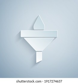 Corte de papel Embudo o filtro y el icono de caída de aceite de motor aislado en el fondo gris. Estilo de arte de papel. Vector.