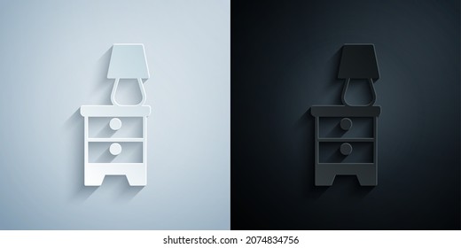 Parada de noche de mobiliario de papel con icono de lámpara aislado en fondo gris y negro. Estilo de arte de papel. Vector