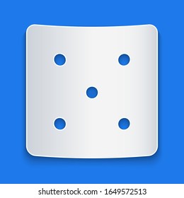 Icono de dados de juego aislado en fondo azul. Juegos de casino. Estilo de arte de papel.  Ilustración vectorial