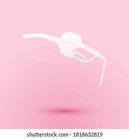 Corte de papel Icono de la boquilla de la bomba de gasolina aislado en el fondo rosado. Estación de gasolina de la bomba de combustible. Signo de servicio de combustible. Icono de la gasolinera. Estilo de arte de papel. Vector.