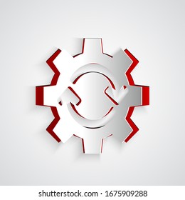 Cortar papel Engranaje y flechas como icono de concepto de flujo de trabajo aislado en fondo gris. Signo de recarga de los engranajes. Estilo de arte de papel.  Ilustración vectorial