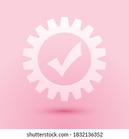 Cortado de papel Engranaje con icono de marca de verificación aislado en fondo rosa. Icono simple de rueda de coñac. Firma de servicio aprobada. Símbolo del mecanismo de rotación de la caja de cambios. Estilo de arte de papel. Vector.