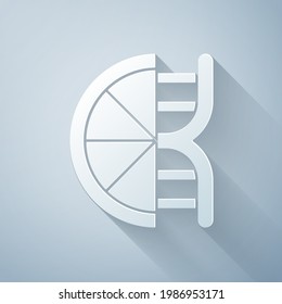 Cortado de papel Icono de cítricos modificados genéticamente aislado en fondo gris. Naranja en un corte. Estilo de vida saludable. Fruto de los OGM. Estilo de arte de papel. Vector