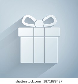 Icono de la caja de regalo de corte de papel aislado en fondo gris. Estilo de arte de papel. Vector