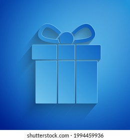 Icono de la caja de regalo de corte de papel aislado en fondo azul. Estilo de arte de papel. Vector