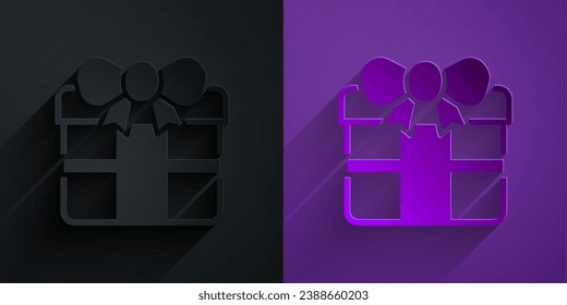Icono de la caja de regalo de corte de papel aislado en negro sobre fondo morado. Feliz cumpleaños. Estilo de arte de papel. Vector