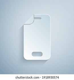 Protector de pantalla de vidrio cortado de papel para icono de smartphone aislado en fondo gris. Película protectora para vidrio. Vidrio suave transparente para teléfono móvil. Estilo de arte de papel. Vector.