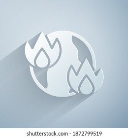 Cortado de papel Icono de fuego del calentamiento global aislado en fondo gris. Estilo de arte de papel. Vector