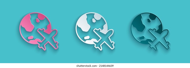 Papierschnitt Globe mit fliegendem Flugzeug Symbol einzeln auf blauem Hintergrund. Das Flugzeug fliegt um den Planeten Erde. Aircraft World Icon. Kunststil aus Papier. Vektorgrafik