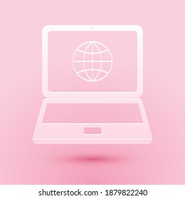 Cortado de papel Globe en la pantalla del icono del portátil aislado en el fondo rosado. Ordenador portátil con señal de globo. Estilo de arte de papel. Vector.