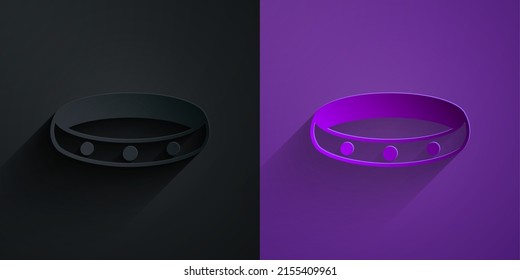 Icono del anillo de oro cortado con papel aislado en negro sobre fondo morado. Estilo de arte de papel. Vector