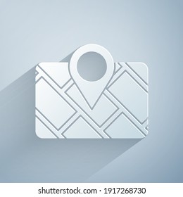Dispositivo Gps de corte de papel con icono de mapa aislado en fondo gris. Estilo de arte de papel. Vector
