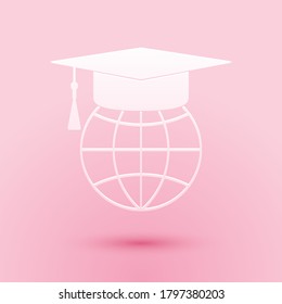 Recorte de papel Tapa de graduación en el icono del globo aislado en el fondo rosado. Símbolo mundial de la educación. Aprendizaje en línea o concepto de e-learning. Estilo de arte de papel. Vector.