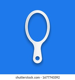 Icono de espejo de mano cortada en papel aislado en fondo azul. Estilo de arte de papel.  Ilustración vectorial